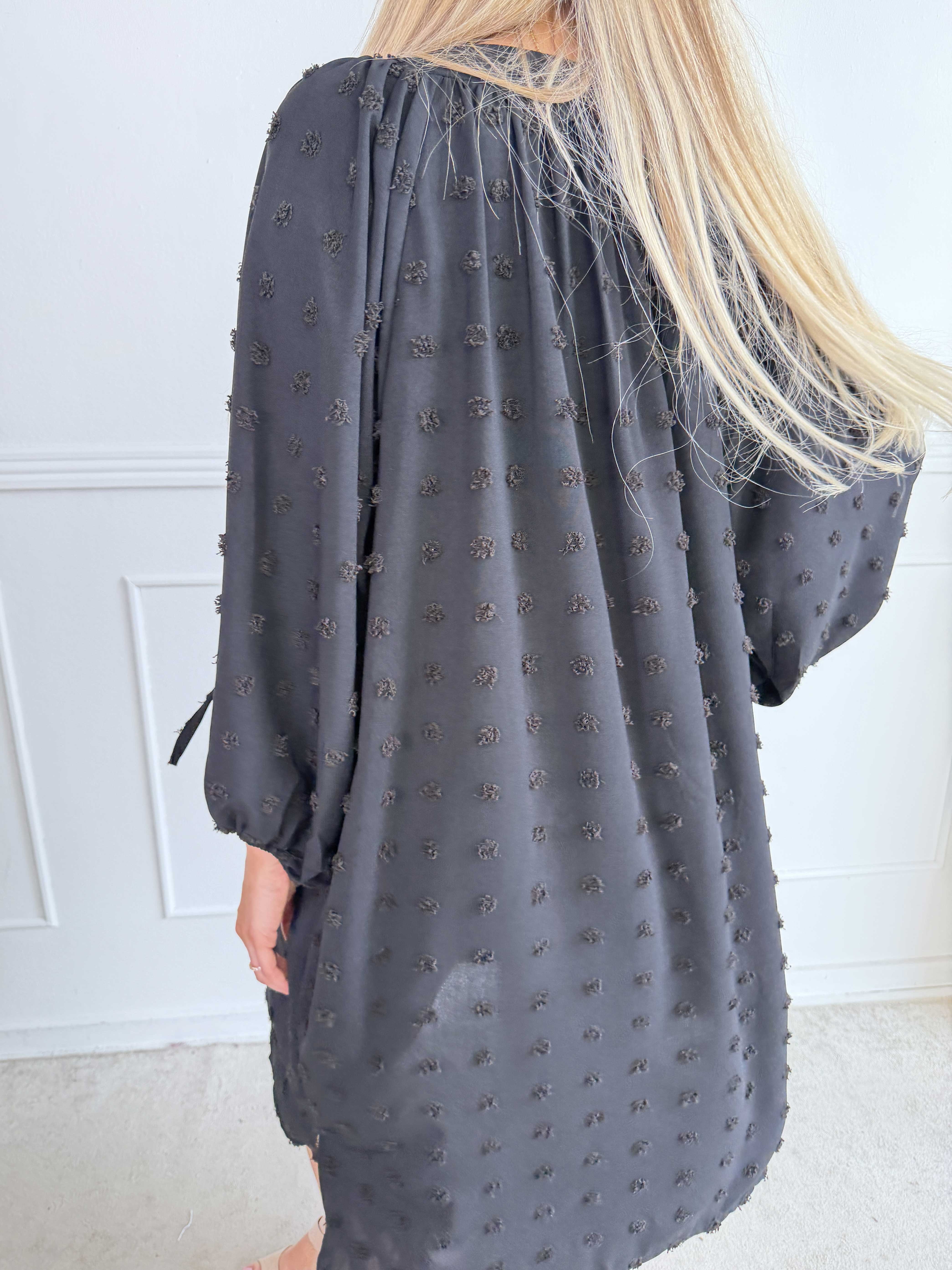 Amidala Romantic - Plus size klänning i viskos med vackra ballongärmar och prickiga detaljer